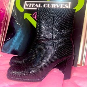 Via Spiga Black Snake Print Leather Heeled Boots – Size 9.5 Ready to Ship✅